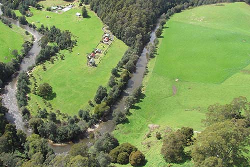 Aerial photo showing the cottages surrounded by the Ringarooma River